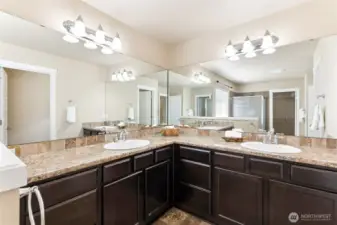 Double vanity in the primary suite