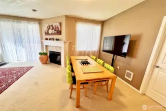 Bright & open Dining area great for family & friends' gathering!