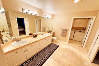 Elegant 5 pcs in Primary bath!