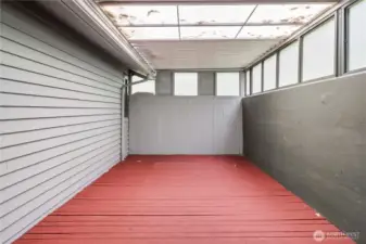 Atrium-style outdoor room
