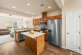 Kitchen w/ pantry door