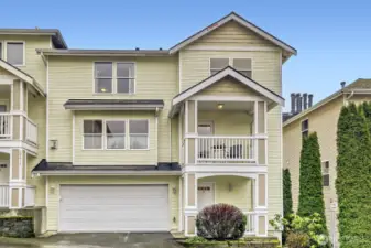 Welcome home to this North Lynnwood spacious and bright 4 bed 3 bath townhome!