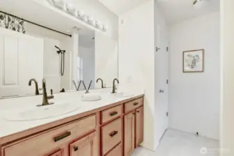 double vanity ensuite full bath off of primary bedroom