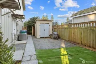 Fenced side yard with shed and turf! Great space for pets!