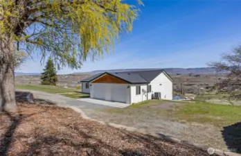 3 bed/2 bath move in ready home with a killer view