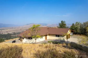 Set on 6 private acres of aspens and pines, this retreat offers expansive mountain vistas and the timeless appeal of a true Methow Valley home.