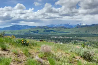 Commanding views toward the Chelan Sawtooth Mountains.