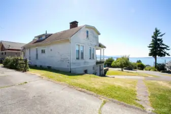 This home has been in the same family since the 1940's. Now it's time for it's next chapter!