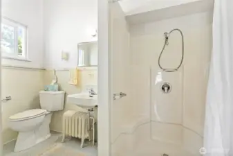 Main level bathroom, situated between the two bedrooms