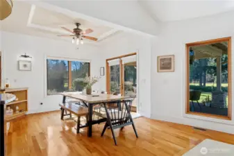 kITCHEN EATING SPACE