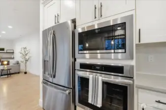 Kitchen, built-in oven, fridge, all appliances stay