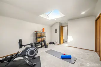 2nd upstairs bedroom - huge room!