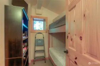 Loft space bunkbeds