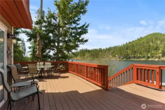 Freshly stained deck with Trex