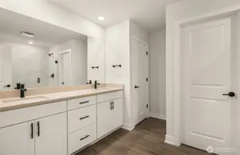 Primary en-suite bath