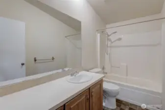 Full 2nd/guest bathroom.