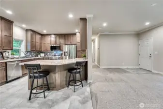 Lovely breakfast bar to increase seating when needed