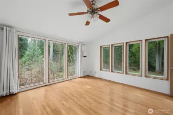 The bedrooms are designed to fully embrace the surrounding landscape. Expansive wall-to-wall and floor-to-ceiling windows invite the outdoors in, offering tranquil views of towering evergreens and seasonal greenery.