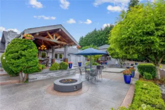 Outdoor gas firepit