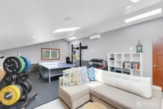 Large Bonus Room. 2nd floor.
