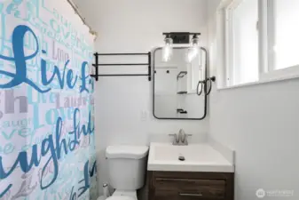 Updated full bathroom!