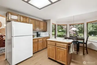 LOTS of cabinets!