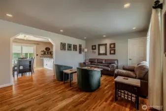 Welcome! Beautiful hardwoods through main level