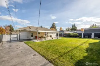 Room to garden, play, or let the pups run