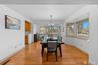 Dining & kitchen entry