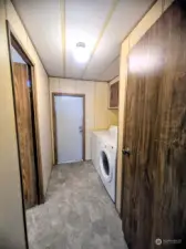 Laundry room to side yard