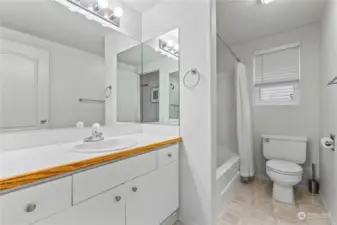 Primary en suite bathroom