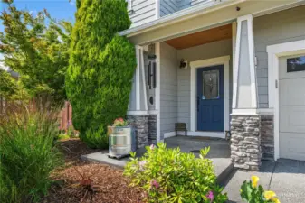 Upgraded front yard with full Pickett fence.