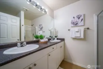 Primary bathroom en suite