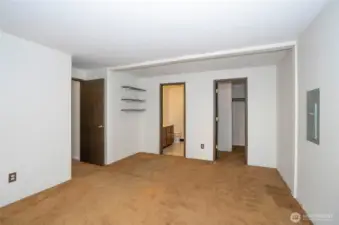 Spacious primary suite featuring a private bathroom and walk-in closet.