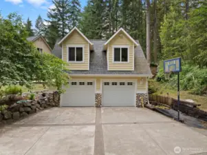 Huge, extra deep garage with so much parking!