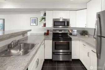 Fantastic kitchen with plenty of space and stainless appliances. Glorious!