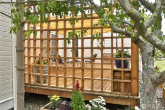 Second outdoor private entertaining deck