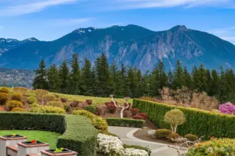 Enjoy breathtaking views of Mount Si and the Snoqualmie Valley.