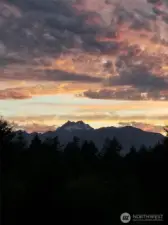 Breathtaking Olympic Mountain Sunsets Await!