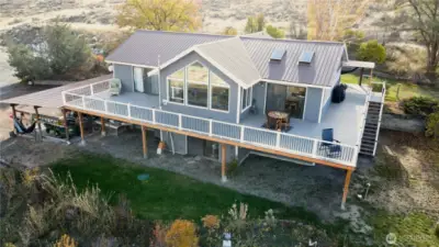 Minutes from Tonasket, this private residence is conveniently located and beautifully designed.