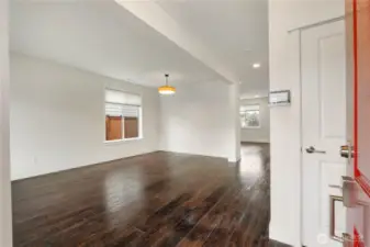 Open dining area off the entry