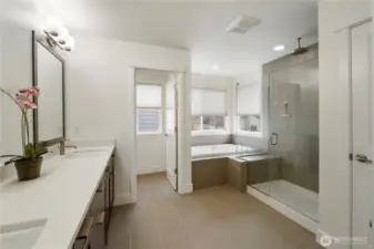 Luxurious 5-piece ensuite bath