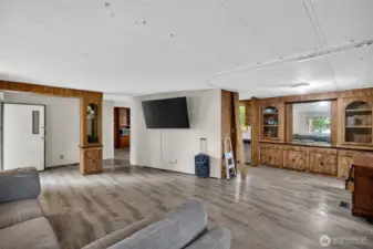 Formal dining off livingroom and kitchen