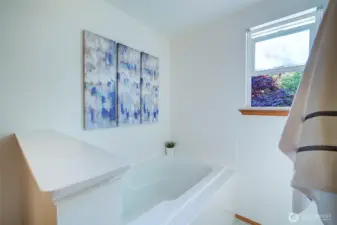 Soaking tub