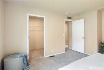 Primary bedroom w/ walk- in closet