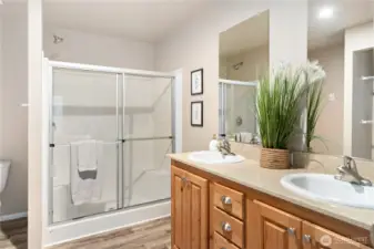 Primary bathroom w/ 3/4 bath