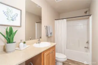 Full bath in hallway