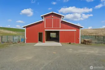 Barn 2,592' with Nobel stalls, tack rm, hay storage