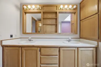 Dual sinks in the primary en suite