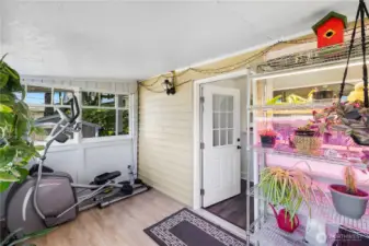 Enclosed porch / solarium!